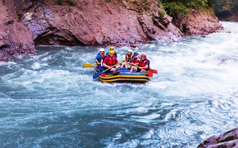 Want to enjoy river rafting in summer? These 4 destinations can be the best!